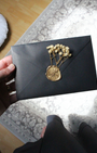 Coffret rituel complet : bougies, oliban, myrrhe, charbon, encensoir, tourmaline noire et sel. Guide pas à pas pour purifier et protéger votre habitat.