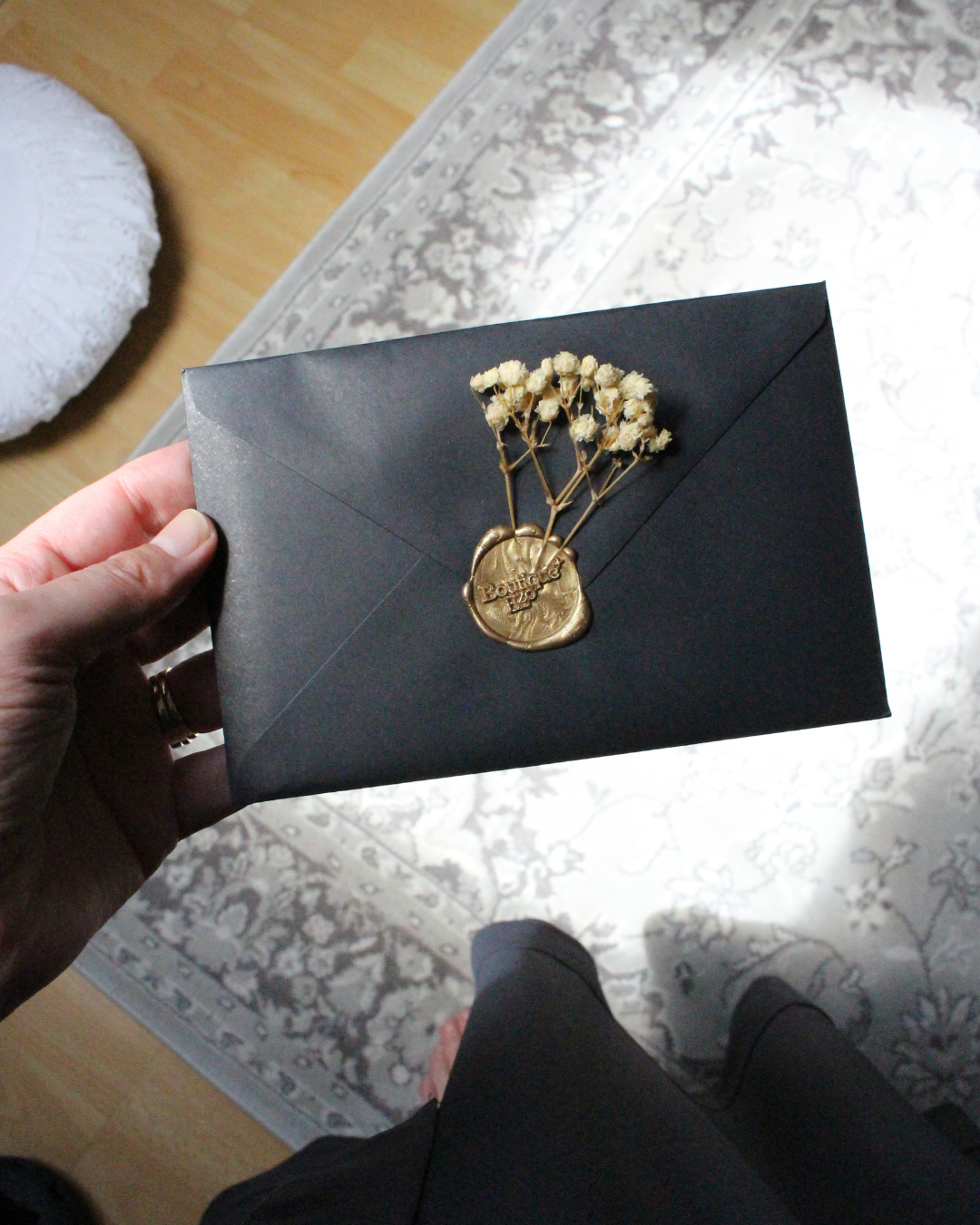 Coffret rituel complet : bougies, oliban, myrrhe, charbon, encensoir, tourmaline noire et sel. Guide pas à pas pour purifier et protéger votre habitat.