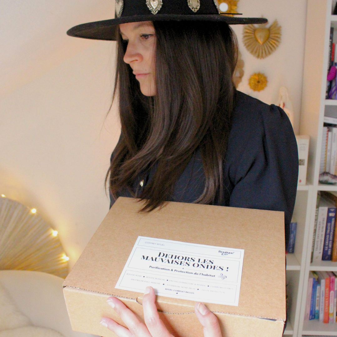 Coffret rituel complet : bougies, oliban, myrrhe, charbon, encensoir, tourmaline noire et sel. Guide pas à pas pour purifier et protéger votre habitat.