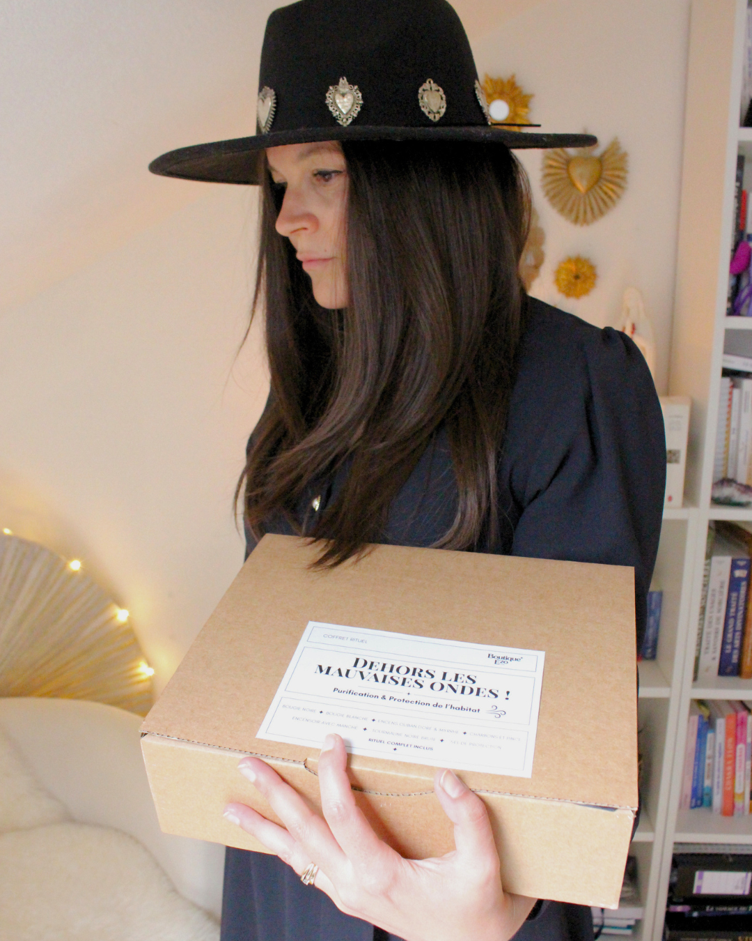 Coffret rituel complet : bougies, oliban, myrrhe, charbon, encensoir, tourmaline noire et sel. Guide pas à pas pour purifier et protéger votre habitat.