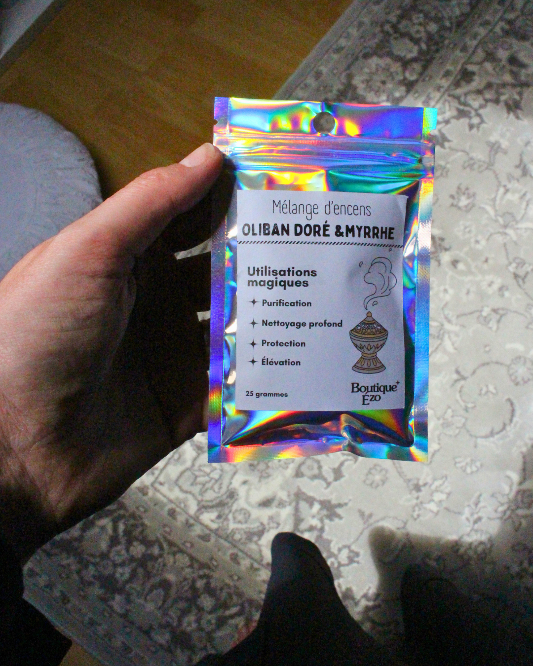 Coffret rituel complet : bougies, oliban, myrrhe, charbon, encensoir, tourmaline noire et sel. Guide pas à pas pour purifier et protéger votre habitat.