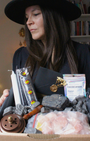 Coffret rituel complet : bougies, oliban, myrrhe, charbon, encensoir, tourmaline noire et sel. Guide pas à pas pour purifier et protéger votre habitat.