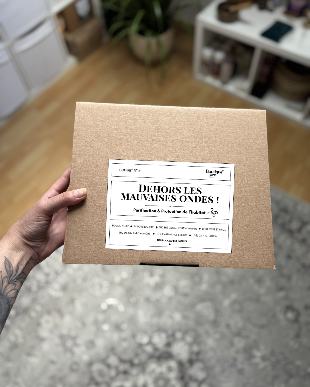 Coffret rituel complet : bougies, oliban, myrrhe, charbon, encensoir, tourmaline noire et sel. Guide pas à pas pour purifier et protéger votre habitat.