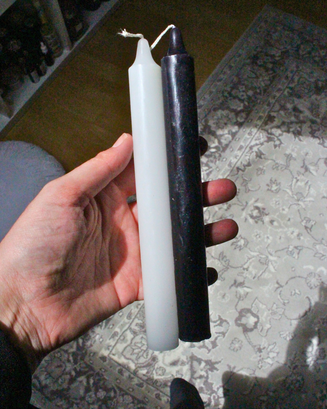 Coffret rituel complet : bougies, oliban, myrrhe, charbon, encensoir, tourmaline noire et sel. Guide pas à pas pour purifier et protéger votre habitat.