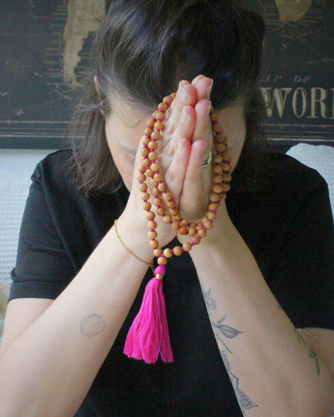 Mala 108 perles en bois de santal naturel, pompon fuchsia. Parfum boisé apaisant, idéal méditation et mantra. Porté en collier au quotidien. Artisanal, 30g.