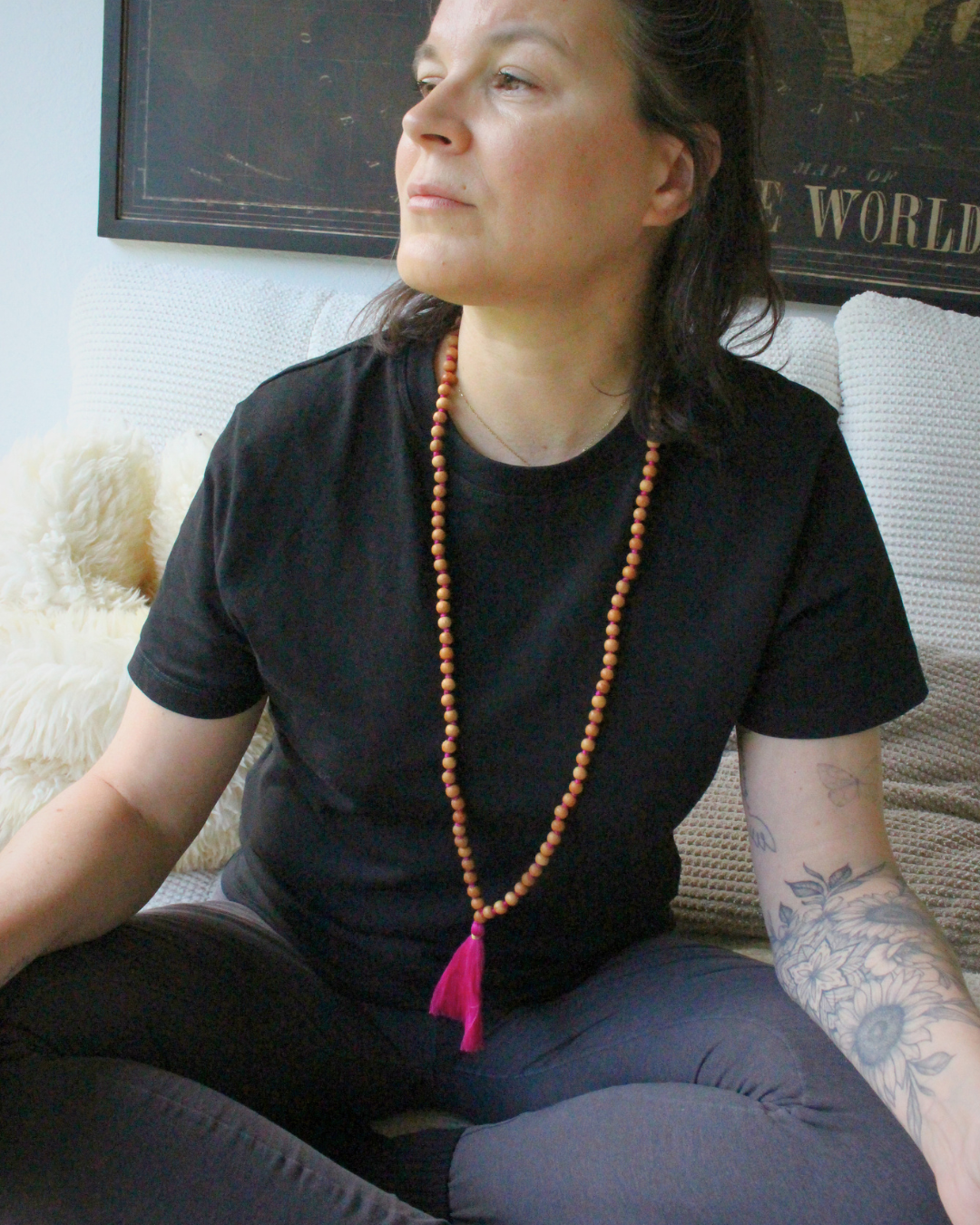 Mala 108 perles en bois de santal naturel, pompon fuchsia. Parfum boisé apaisant, idéal méditation et mantra. Porté en collier au quotidien. Artisanal, 30g.