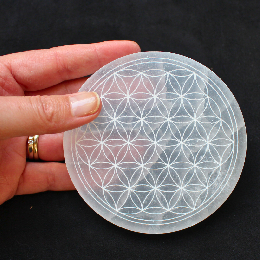 Disque en sélénite gravé de la Fleur de Vie, un outil énergétique puissant conçu pour harmoniser et recharger vos pierres, pendules et objets spirituels.
La sélénite, reconnue pour sa vibration élevée et sa capacité d’auto-purification, diffuse une énergie douce, apaisante et lumineuse.
Le symbole sacré de la Fleur de Vie, gravé amplifie les propriétés de la sélénite, favorisant l’élévation spirituelle, l’harmonie et l’équilibre énergétique.
Parfait pour votre espace sacré, votre autel ou vos rituels.