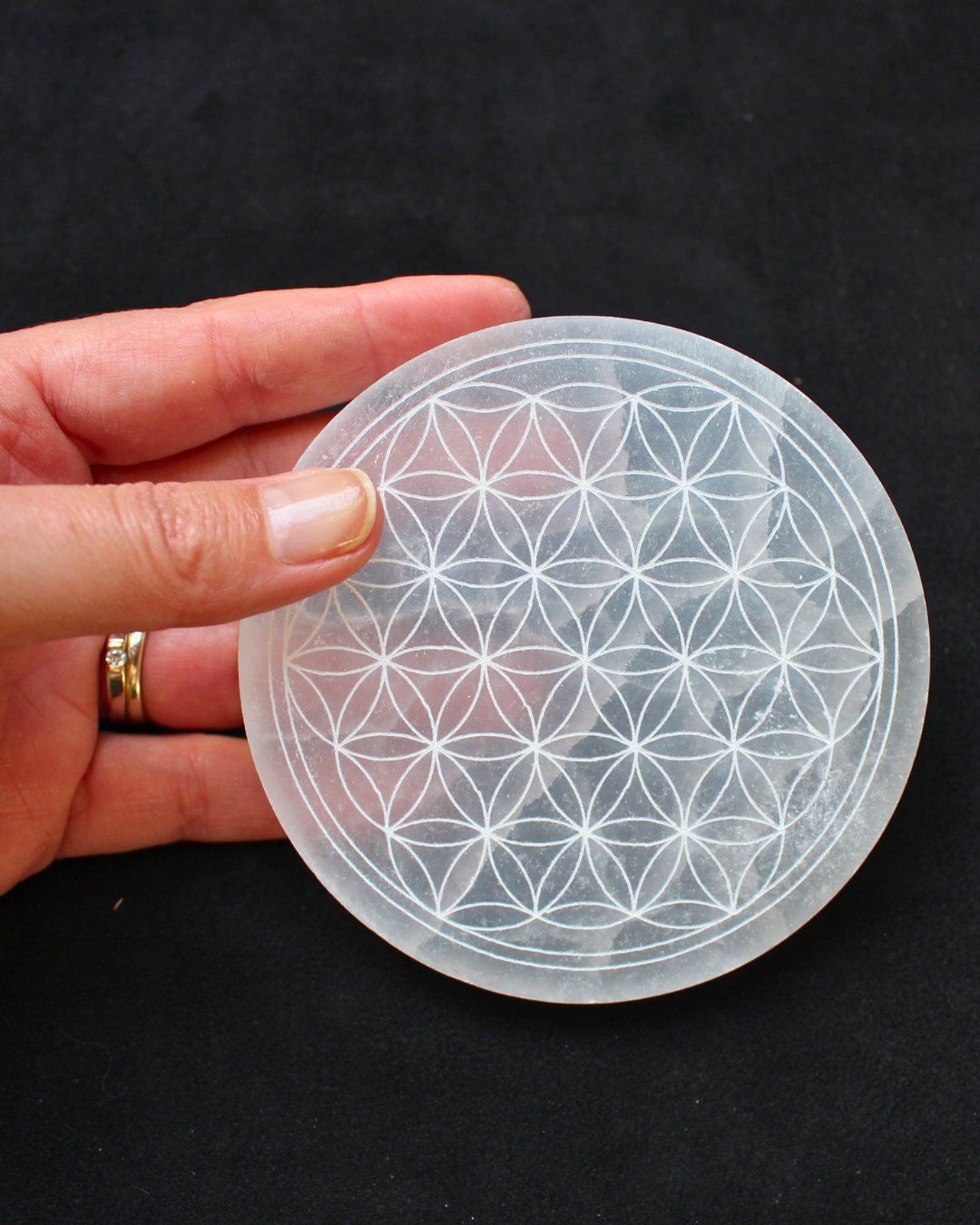 Disque en sélénite gravé de la Fleur de Vie, un outil énergétique puissant conçu pour harmoniser et recharger vos pierres, pendules et objets spirituels.
La sélénite, reconnue pour sa vibration élevée et sa capacité d’auto-purification, diffuse une énergie douce, apaisante et lumineuse.
Le symbole sacré de la Fleur de Vie, gravé amplifie les propriétés de la sélénite, favorisant l’élévation spirituelle, l’harmonie et l’équilibre énergétique.
Parfait pour votre espace sacré, votre autel ou vos rituels.