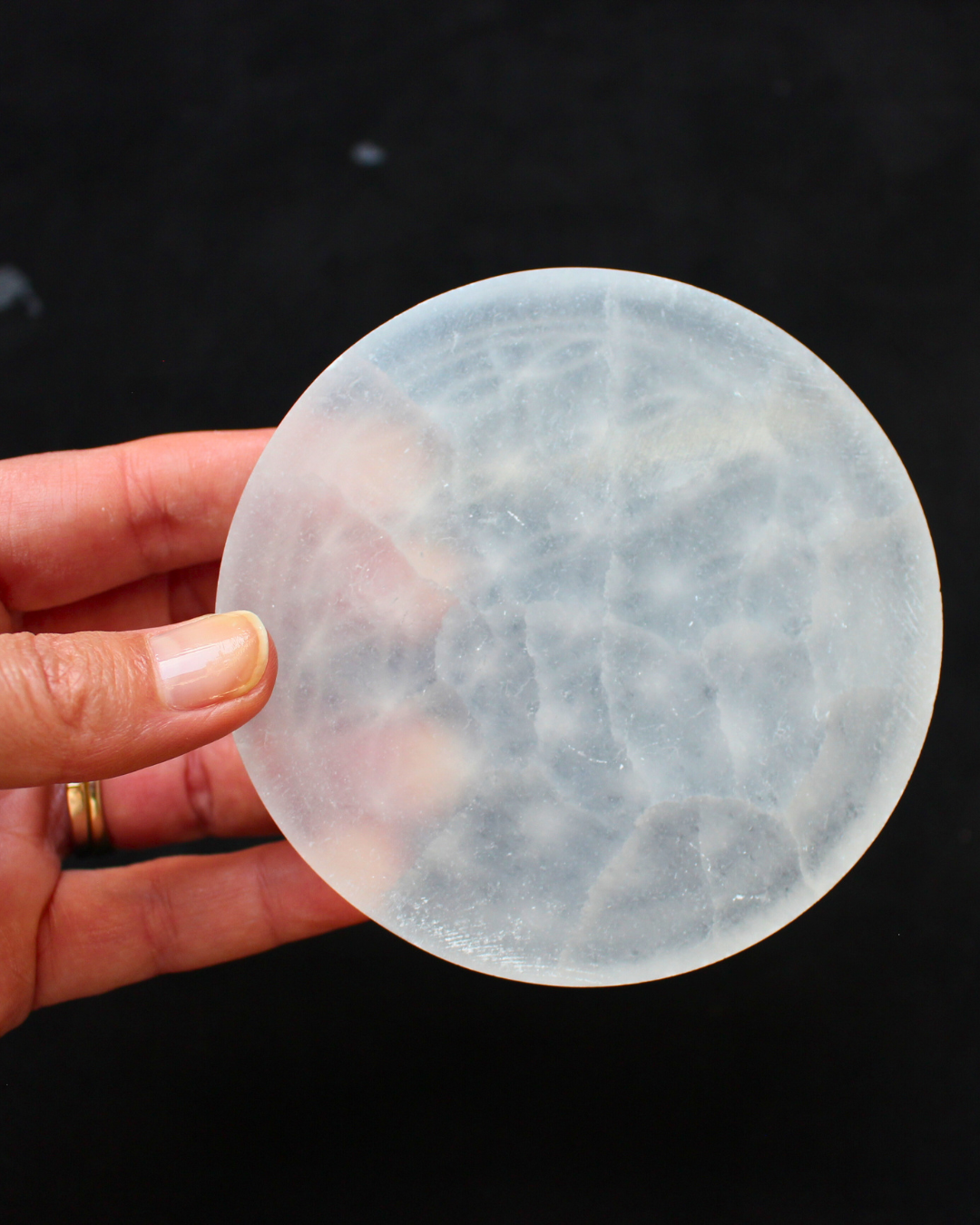 Disque en sélénite gravé de la Fleur de Vie, un outil énergétique puissant conçu pour harmoniser et recharger vos pierres, pendules et objets spirituels.
La sélénite, reconnue pour sa vibration élevée et sa capacité d’auto-purification, diffuse une énergie douce, apaisante et lumineuse.
Le symbole sacré de la Fleur de Vie, gravé amplifie les propriétés de la sélénite, favorisant l’élévation spirituelle, l’harmonie et l’équilibre énergétique.
Parfait pour votre espace sacré, votre autel ou vos rituels.