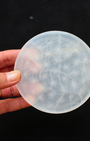 Disque en sélénite gravé de la Fleur de Vie, un outil énergétique puissant conçu pour harmoniser et recharger vos pierres, pendules et objets spirituels.
La sélénite, reconnue pour sa vibration élevée et sa capacité d’auto-purification, diffuse une énergie douce, apaisante et lumineuse.
Le symbole sacré de la Fleur de Vie, gravé amplifie les propriétés de la sélénite, favorisant l’élévation spirituelle, l’harmonie et l’équilibre énergétique.
Parfait pour votre espace sacré, votre autel ou vos rituels.
