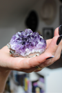 Cette magnifique druse d’améthyste naturelle de 213 grammes provient des mines familiales d’Uruguay, réputées pour offrir les cristaux les plus intenses et les plus purs du monde. Sélectionnée pour sa qualité exceptionnelle AAA, cette pièce présente un violet profond. Non traitée, 100 % naturelle, elle a été extraite dans des conditions respectueuses de l’humain et de l’environnement.