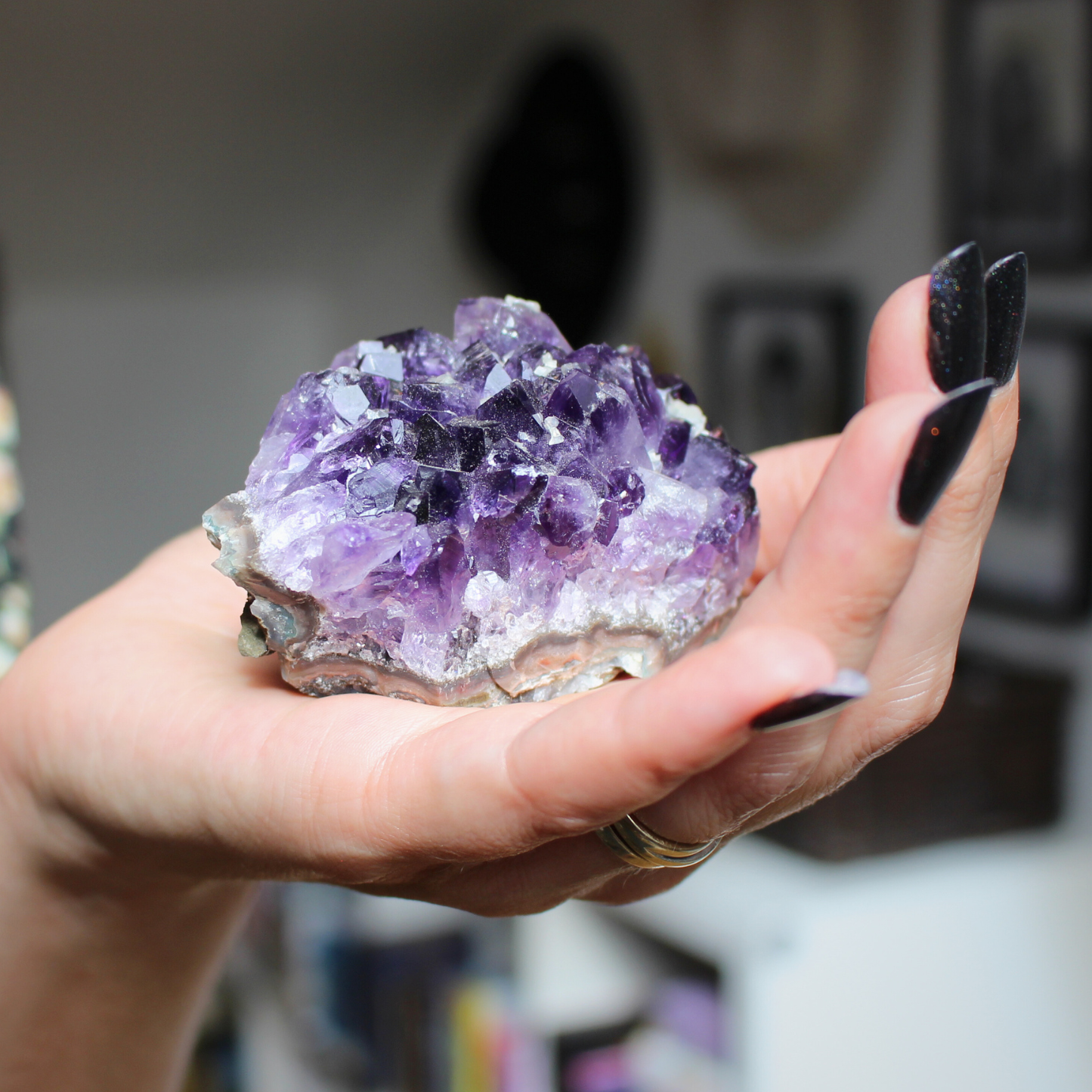 Cette magnifique druse d’améthyste naturelle de 213 grammes provient des mines familiales d’Uruguay, réputées pour offrir les cristaux les plus intenses et les plus purs du monde. Sélectionnée pour sa qualité exceptionnelle AAA, cette pièce présente un violet profond. Non traitée, 100 % naturelle, elle a été extraite dans des conditions respectueuses de l’humain et de l’environnement.