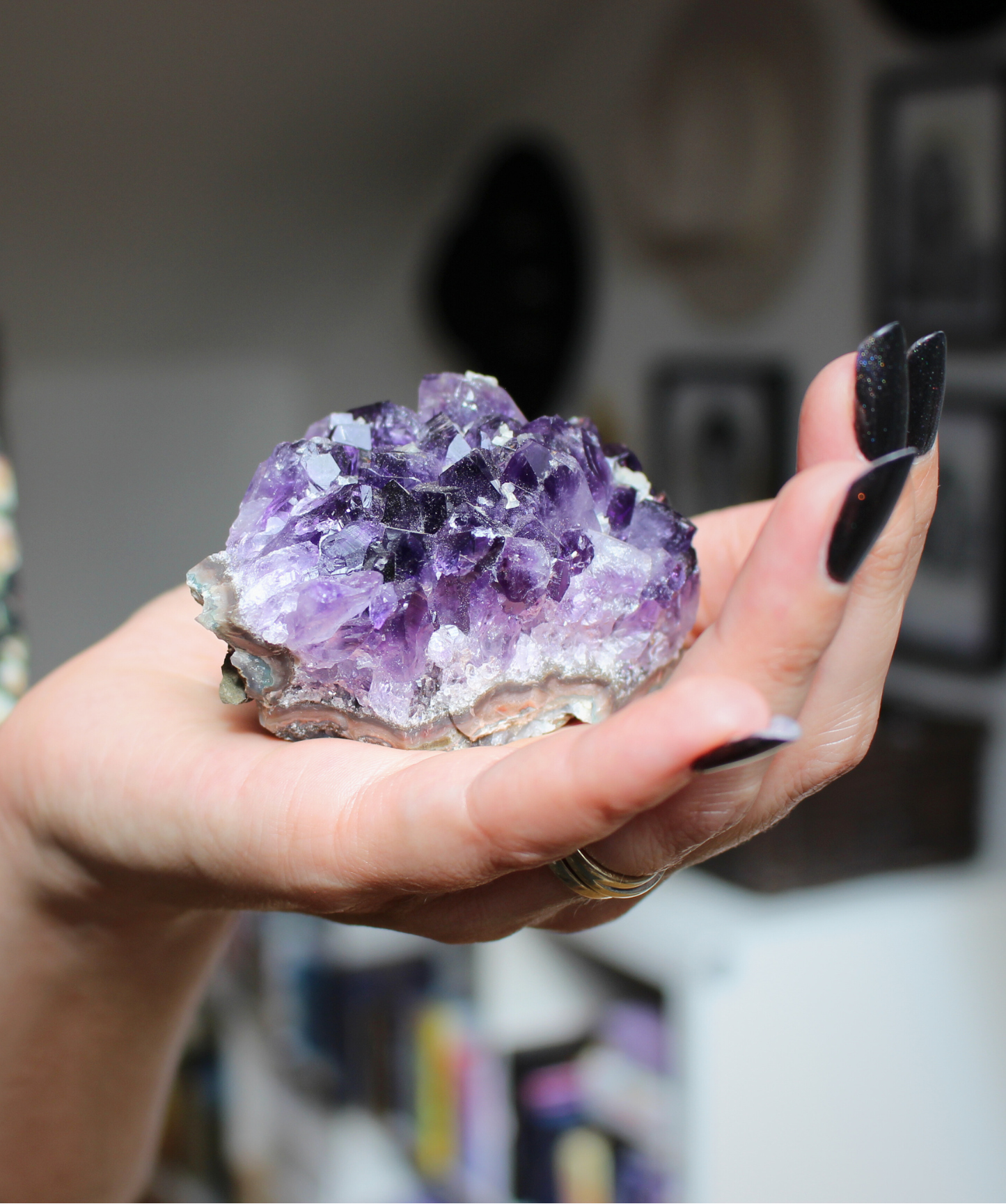 Cette magnifique druse d’améthyste naturelle de 213 grammes provient des mines familiales d’Uruguay, réputées pour offrir les cristaux les plus intenses et les plus purs du monde. Sélectionnée pour sa qualité exceptionnelle AAA, cette pièce présente un violet profond. Non traitée, 100 % naturelle, elle a été extraite dans des conditions respectueuses de l’humain et de l’environnement.