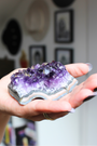 Cette magnifique druse d’améthyste naturelle de 229 grammes provient des mines familiales d’Uruguay, réputées pour offrir les cristaux les plus intenses et les plus purs du monde. Sélectionnée pour sa qualité exceptionnelle AAA, cette pièce présente un violet profond. Non traitée, 100 % naturelle, elle a été extraite dans des conditions respectueuses de l’humain et de l’environnement.