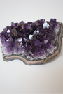 Cette magnifique druse d’améthyste naturelle de 229 grammes provient des mines familiales d’Uruguay, réputées pour offrir les cristaux les plus intenses et les plus purs du monde. Sélectionnée pour sa qualité exceptionnelle AAA, cette pièce présente un violet profond. Non traitée, 100 % naturelle, elle a été extraite dans des conditions respectueuses de l’humain et de l’environnement.