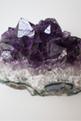 Cette magnifique druse d’améthyste naturelle de 263 grammes provient des mines familiales d’Uruguay, réputées pour offrir les cristaux les plus intenses et les plus purs du monde. Sélectionnée pour sa qualité exceptionnelle AAA, cette pièce présente un violet profond. Non traitée, 100 % naturelle, elle a été extraite dans des conditions respectueuses de l’humain et de l’environnement. Elle convient aussi bien à la lithothérapie qu’à la méditation ou encore à la décoration et la diffusion de ses énergies dan
