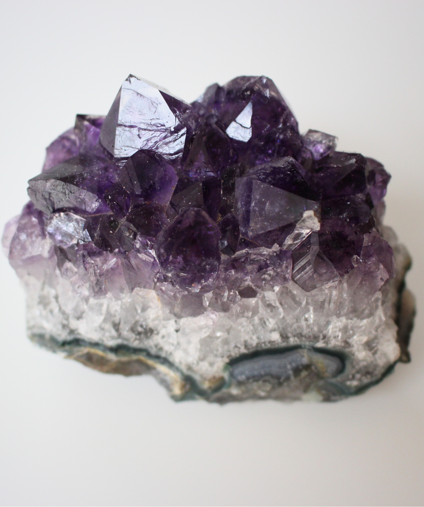 Cette magnifique druse d’améthyste naturelle de 263 grammes provient des mines familiales d’Uruguay, réputées pour offrir les cristaux les plus intenses et les plus purs du monde. Sélectionnée pour sa qualité exceptionnelle AAA, cette pièce présente un violet profond. Non traitée, 100 % naturelle, elle a été extraite dans des conditions respectueuses de l’humain et de l’environnement. Elle convient aussi bien à la lithothérapie qu’à la méditation ou encore à la décoration et la diffusion de ses énergies dan