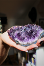Cette magnifique druse d’améthyste naturelle de 428&nbsp;grammes provient des mines familiales d’Uruguay, réputées pour offrir les cristaux les plus intenses et les plus purs du monde. Sélectionnée pour sa qualité exceptionnelle AAA, cette pièce présente un violet profond. Non traitée, 100 % naturelle, elle a été extraite dans des conditions respectueuses de l’humain et de l’environnement. 