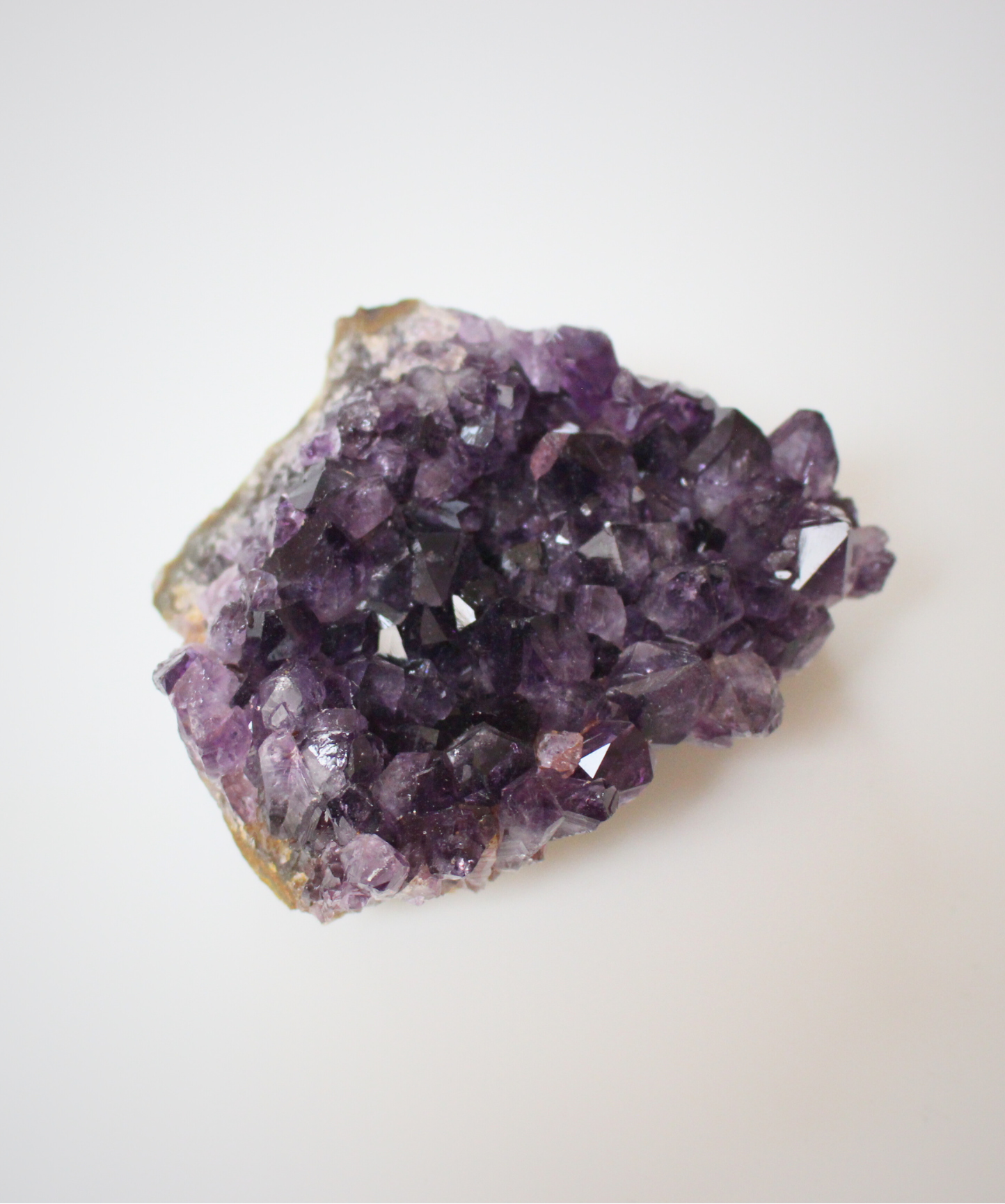 Cette magnifique druse d’améthyste naturelle de 197 grammes provient des mines familiales d’Uruguay, réputées pour offrir les cristaux les plus intenses et les plus purs du monde. Sélectionnée pour sa qualité exceptionnelle AAA, cette pièce présente un violet profond. Non traitée, 100 % naturelle, elle a été extraite dans des conditions respectueuses de l’humain et de l’environnement. Elle convient aussi bien à la lithothérapie qu’à la méditation ou encore à la décoration et la diffusion de ses énergies dan