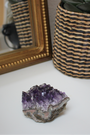 Cette magnifique druse d’améthyste naturelle de 213 grammes provient des mines familiales d’Uruguay, réputées pour offrir les cristaux les plus intenses et les plus purs du monde. Sélectionnée pour sa qualité exceptionnelle AAA, cette pièce présente un violet profond. Non traitée, 100 % naturelle, elle a été extraite dans des conditions respectueuses de l’humain et de l’environnement.