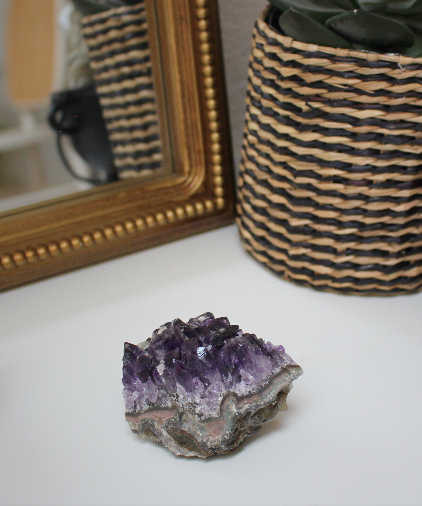 Cette magnifique druse d’améthyste naturelle de 213 grammes provient des mines familiales d’Uruguay, réputées pour offrir les cristaux les plus intenses et les plus purs du monde. Sélectionnée pour sa qualité exceptionnelle AAA, cette pièce présente un violet profond. Non traitée, 100 % naturelle, elle a été extraite dans des conditions respectueuses de l’humain et de l’environnement.