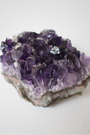 Cette magnifique druse d’améthyste naturelle de 213 grammes provient des mines familiales d’Uruguay, réputées pour offrir les cristaux les plus intenses et les plus purs du monde. Sélectionnée pour sa qualité exceptionnelle AAA, cette pièce présente un violet profond. Non traitée, 100 % naturelle, elle a été extraite dans des conditions respectueuses de l’humain et de l’environnement.