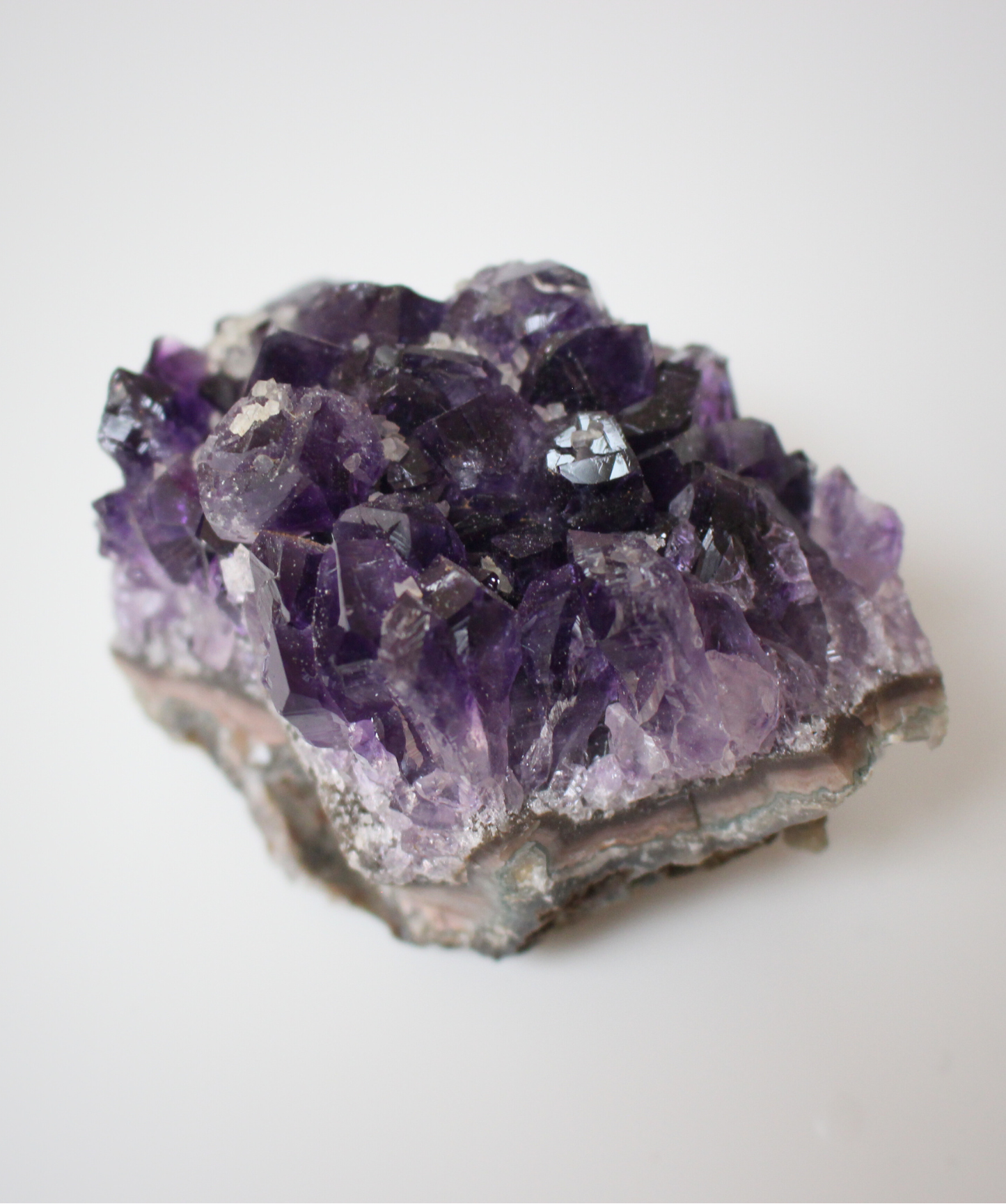 Cette magnifique druse d’améthyste naturelle de 213 grammes provient des mines familiales d’Uruguay, réputées pour offrir les cristaux les plus intenses et les plus purs du monde. Sélectionnée pour sa qualité exceptionnelle AAA, cette pièce présente un violet profond. Non traitée, 100 % naturelle, elle a été extraite dans des conditions respectueuses de l’humain et de l’environnement.