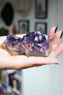 Cette magnifique druse d’améthyste naturelle de 217 grammes provient des mines familiales d’Uruguay, réputées pour offrir les cristaux les plus intenses et les plus purs du monde. Sélectionnée pour sa qualité exceptionnelle AAA, cette pièce présente un violet profond. Non traitée, 100 % naturelle, elle a été extraite dans des conditions respectueuses de l’humain et de l’environnement. Elle convient aussi bien à la lithothérapie qu’à la méditation ou encore à la décoration et la diffusion de ses énergies dan