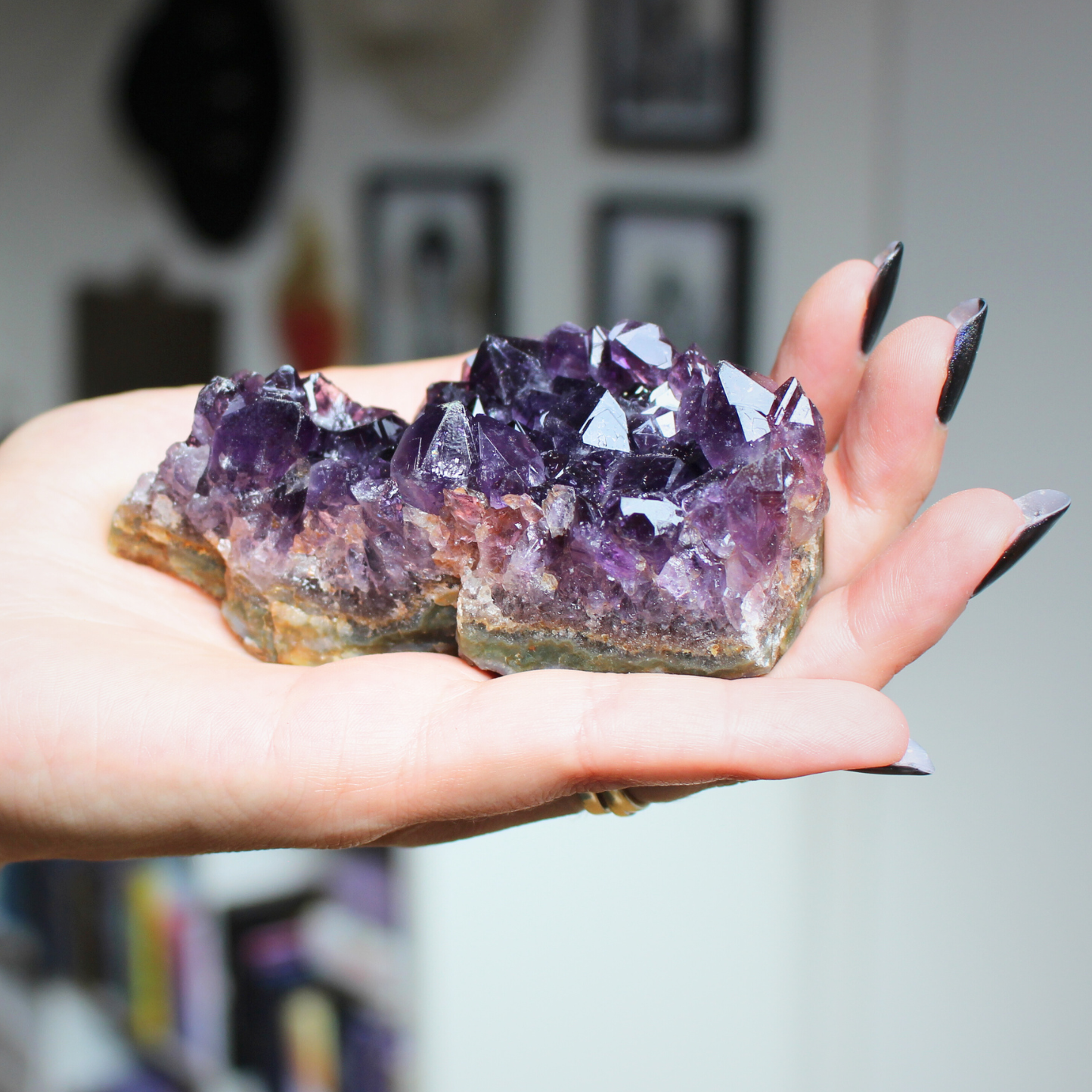 Cette magnifique druse d’améthyste naturelle de 217 grammes provient des mines familiales d’Uruguay, réputées pour offrir les cristaux les plus intenses et les plus purs du monde. Sélectionnée pour sa qualité exceptionnelle AAA, cette pièce présente un violet profond. Non traitée, 100 % naturelle, elle a été extraite dans des conditions respectueuses de l’humain et de l’environnement. Elle convient aussi bien à la lithothérapie qu’à la méditation ou encore à la décoration et la diffusion de ses énergies dan