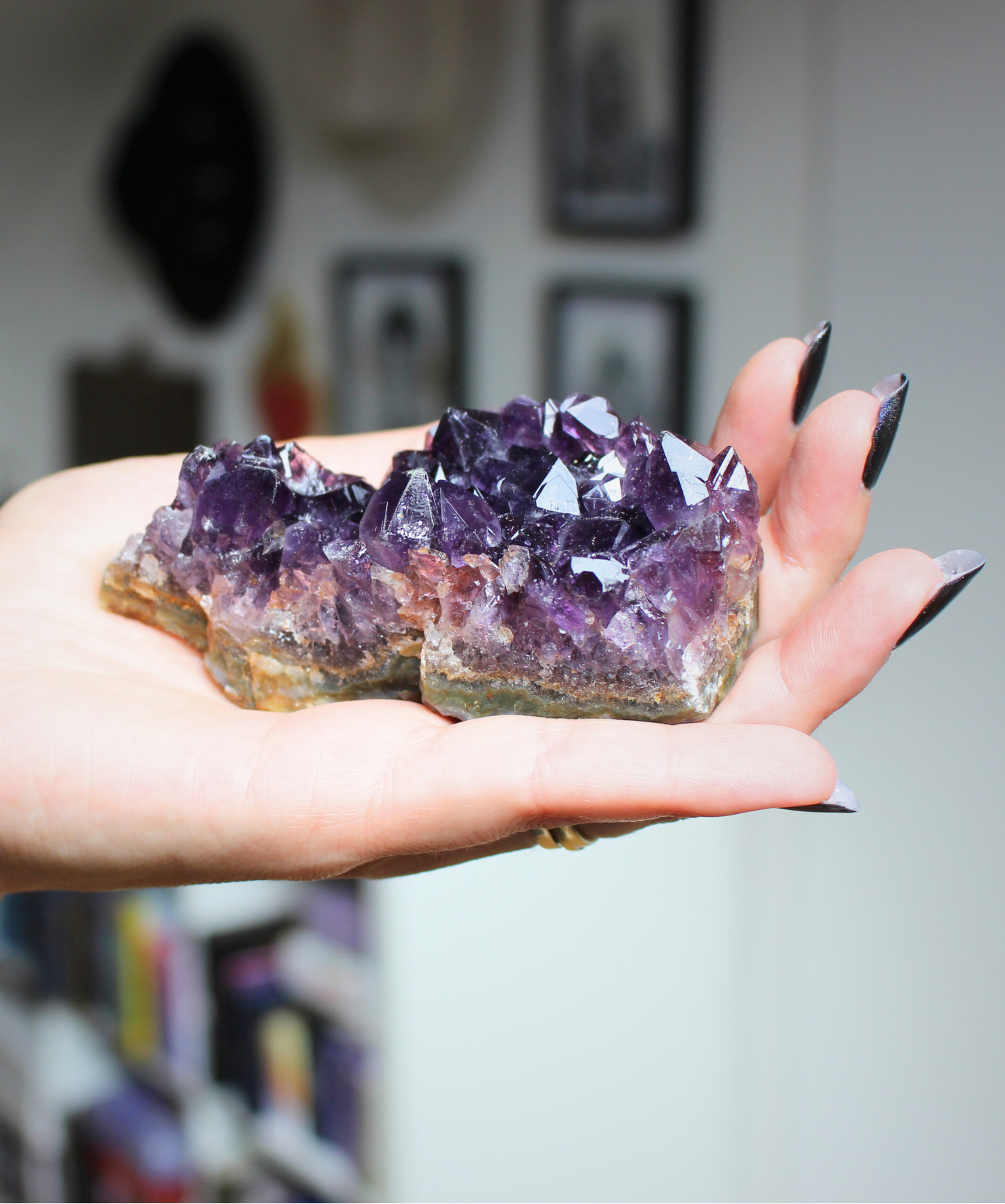 Cette magnifique druse d’améthyste naturelle de 217 grammes provient des mines familiales d’Uruguay, réputées pour offrir les cristaux les plus intenses et les plus purs du monde. Sélectionnée pour sa qualité exceptionnelle AAA, cette pièce présente un violet profond. Non traitée, 100 % naturelle, elle a été extraite dans des conditions respectueuses de l’humain et de l’environnement. Elle convient aussi bien à la lithothérapie qu’à la méditation ou encore à la décoration et la diffusion de ses énergies dan