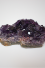 Cette magnifique druse d’améthyste naturelle de 217 grammes provient des mines familiales d’Uruguay, réputées pour offrir les cristaux les plus intenses et les plus purs du monde. Sélectionnée pour sa qualité exceptionnelle AAA, cette pièce présente un violet profond. Non traitée, 100 % naturelle, elle a été extraite dans des conditions respectueuses de l’humain et de l’environnement. Elle convient aussi bien à la lithothérapie qu’à la méditation ou encore à la décoration et la diffusion de ses énergies dan