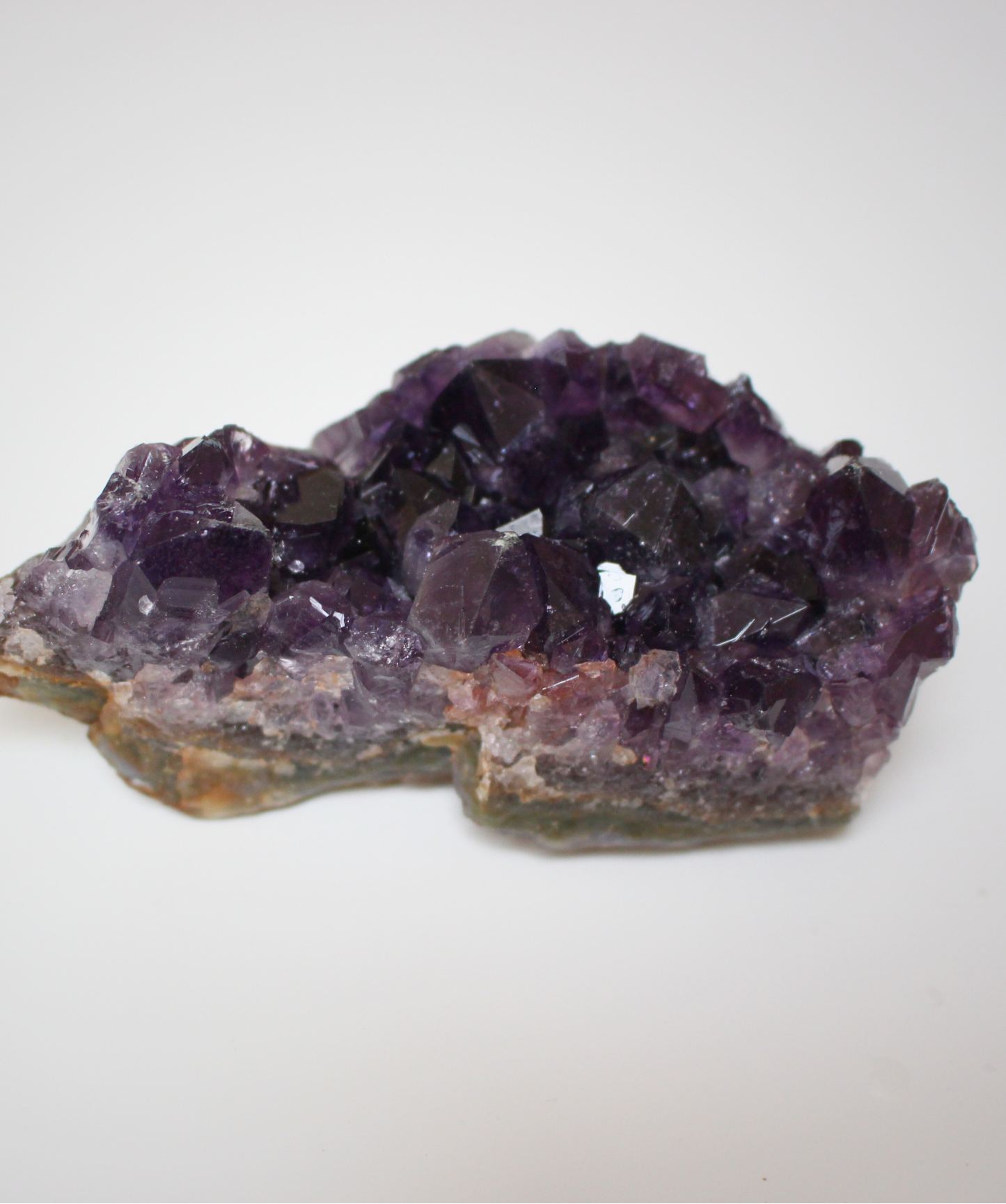 Cette magnifique druse d’améthyste naturelle de 217 grammes provient des mines familiales d’Uruguay, réputées pour offrir les cristaux les plus intenses et les plus purs du monde. Sélectionnée pour sa qualité exceptionnelle AAA, cette pièce présente un violet profond. Non traitée, 100 % naturelle, elle a été extraite dans des conditions respectueuses de l’humain et de l’environnement. Elle convient aussi bien à la lithothérapie qu’à la méditation ou encore à la décoration et la diffusion de ses énergies dan