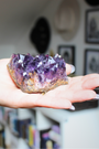 Cette magnifique druse d’améthyste naturelle de 230 grammes provient des mines familiales d’Uruguay, réputées pour offrir les cristaux les plus intenses et les plus purs du monde. Sélectionnée pour sa qualité exceptionnelle AAA, cette pièce présente un violet profond. Non traitée, 100 % naturelle, elle a été extraite dans des conditions respectueuses de l’humain et de l’environnement. Elle convient aussi bien à la lithothérapie qu’à la méditation ou encore à la décoration et la diffusion de ses énergies dan