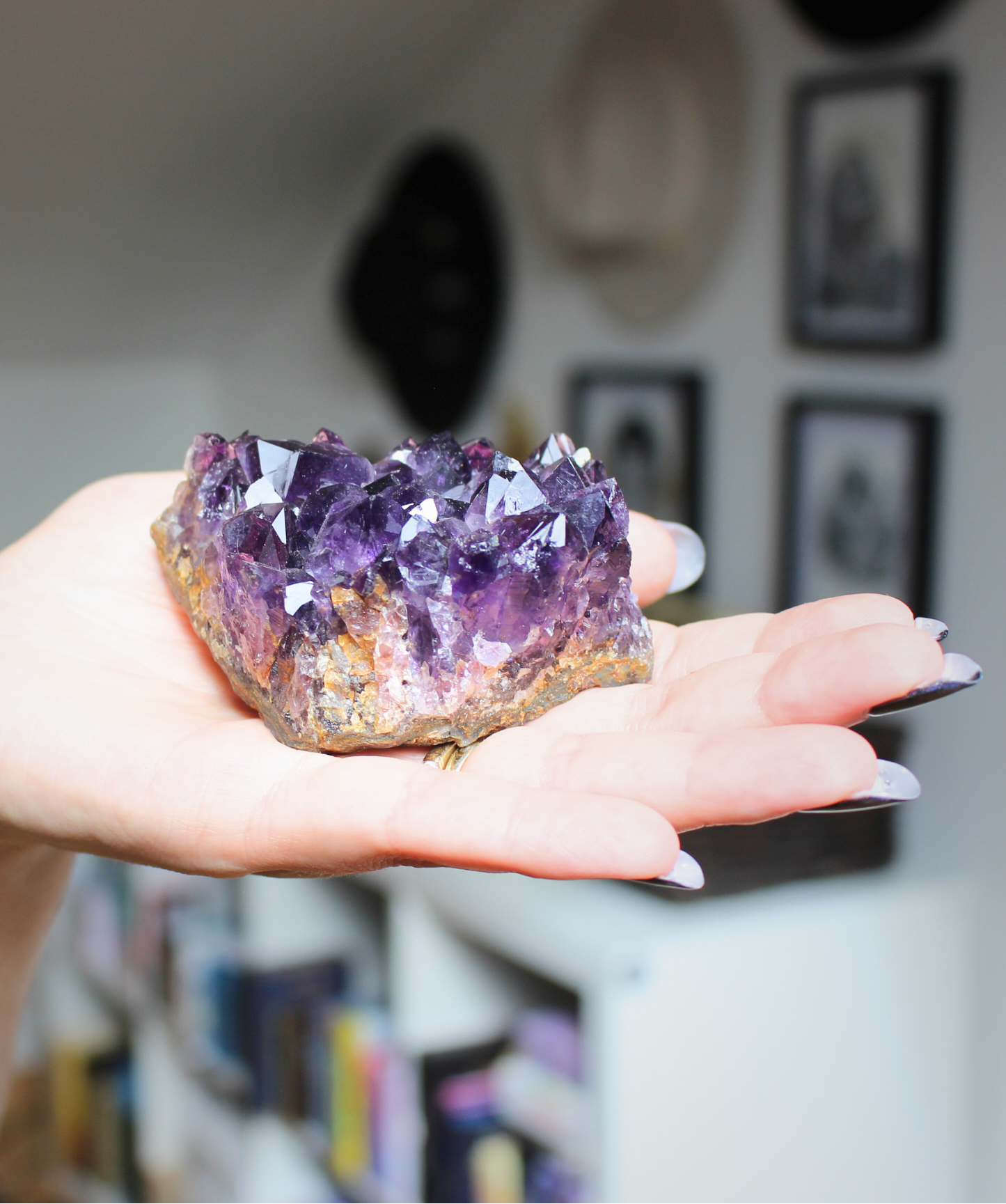 Cette magnifique druse d’améthyste naturelle de 230 grammes provient des mines familiales d’Uruguay, réputées pour offrir les cristaux les plus intenses et les plus purs du monde. Sélectionnée pour sa qualité exceptionnelle AAA, cette pièce présente un violet profond. Non traitée, 100 % naturelle, elle a été extraite dans des conditions respectueuses de l’humain et de l’environnement. Elle convient aussi bien à la lithothérapie qu’à la méditation ou encore à la décoration et la diffusion de ses énergies dan