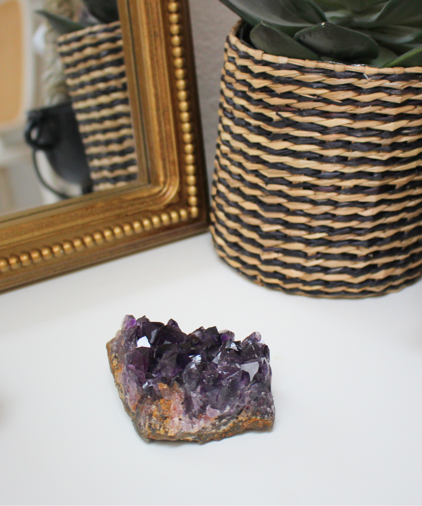 Cette magnifique druse d’améthyste naturelle de 230 grammes provient des mines familiales d’Uruguay, réputées pour offrir les cristaux les plus intenses et les plus purs du monde. Sélectionnée pour sa qualité exceptionnelle AAA, cette pièce présente un violet profond. Non traitée, 100 % naturelle, elle a été extraite dans des conditions respectueuses de l’humain et de l’environnement. Elle convient aussi bien à la lithothérapie qu’à la méditation ou encore à la décoration et la diffusion de ses énergies dan