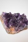 Cette magnifique druse d’améthyste naturelle de 230 grammes provient des mines familiales d’Uruguay, réputées pour offrir les cristaux les plus intenses et les plus purs du monde. Sélectionnée pour sa qualité exceptionnelle AAA, cette pièce présente un violet profond. Non traitée, 100 % naturelle, elle a été extraite dans des conditions respectueuses de l’humain et de l’environnement. Elle convient aussi bien à la lithothérapie qu’à la méditation ou encore à la décoration et la diffusion de ses énergies dan