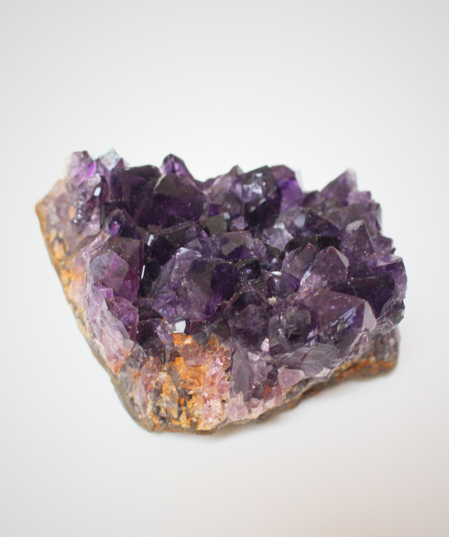 Cette magnifique druse d’améthyste naturelle de 230 grammes provient des mines familiales d’Uruguay, réputées pour offrir les cristaux les plus intenses et les plus purs du monde. Sélectionnée pour sa qualité exceptionnelle AAA, cette pièce présente un violet profond. Non traitée, 100 % naturelle, elle a été extraite dans des conditions respectueuses de l’humain et de l’environnement. Elle convient aussi bien à la lithothérapie qu’à la méditation ou encore à la décoration et la diffusion de ses énergies dan