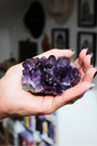 Cette magnifique druse d’améthyste naturelle de 232 grammes provient des mines familiales d’Uruguay, réputées pour offrir les cristaux les plus intenses et les plus purs du monde. Sélectionnée pour sa qualité exceptionnelle AAA, cette pièce présente un violet profond. Non traitée, 100 % naturelle, elle a été extraite dans des conditions respectueuses de l’humain et de l’environnement. Elle convient aussi bien à la lithothérapie qu’à la méditation ou encore à la décoration et la diffusion de ses énergies dan