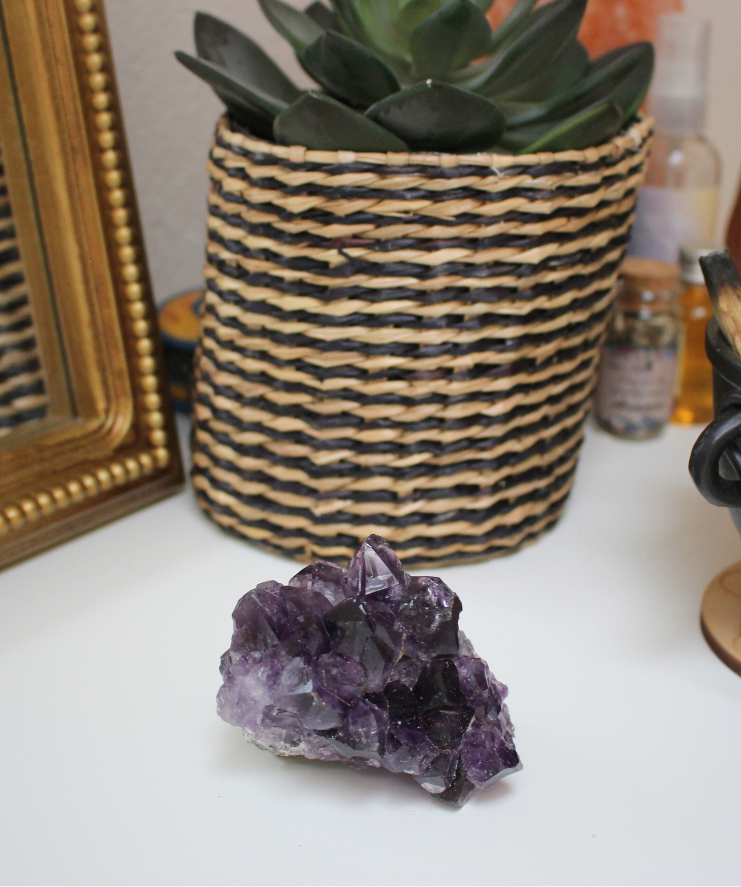 Cette magnifique druse d’améthyste naturelle de 232 grammes provient des mines familiales d’Uruguay, réputées pour offrir les cristaux les plus intenses et les plus purs du monde. Sélectionnée pour sa qualité exceptionnelle AAA, cette pièce présente un violet profond. Non traitée, 100 % naturelle, elle a été extraite dans des conditions respectueuses de l’humain et de l’environnement. Elle convient aussi bien à la lithothérapie qu’à la méditation ou encore à la décoration et la diffusion de ses énergies dan