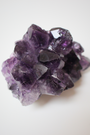 Cette magnifique druse d’améthyste naturelle de 232 grammes provient des mines familiales d’Uruguay, réputées pour offrir les cristaux les plus intenses et les plus purs du monde. Sélectionnée pour sa qualité exceptionnelle AAA, cette pièce présente un violet profond. Non traitée, 100 % naturelle, elle a été extraite dans des conditions respectueuses de l’humain et de l’environnement. Elle convient aussi bien à la lithothérapie qu’à la méditation ou encore à la décoration et la diffusion de ses énergies dan