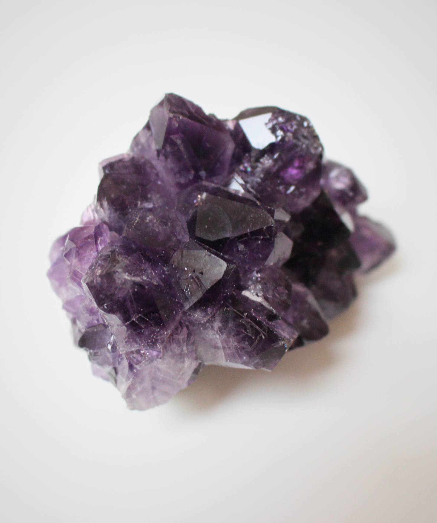 Cette magnifique druse d’améthyste naturelle de 232 grammes provient des mines familiales d’Uruguay, réputées pour offrir les cristaux les plus intenses et les plus purs du monde. Sélectionnée pour sa qualité exceptionnelle AAA, cette pièce présente un violet profond. Non traitée, 100 % naturelle, elle a été extraite dans des conditions respectueuses de l’humain et de l’environnement. Elle convient aussi bien à la lithothérapie qu’à la méditation ou encore à la décoration et la diffusion de ses énergies dan
