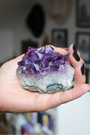 Cette magnifique druse d’améthyste naturelle de 263 grammes provient des mines familiales d’Uruguay, réputées pour offrir les cristaux les plus intenses et les plus purs du monde. Sélectionnée pour sa qualité exceptionnelle AAA, cette pièce présente un violet profond. Non traitée, 100 % naturelle, elle a été extraite dans des conditions respectueuses de l’humain et de l’environnement. Elle convient aussi bien à la lithothérapie qu’à la méditation ou encore à la décoration et la diffusion de ses énergies dan