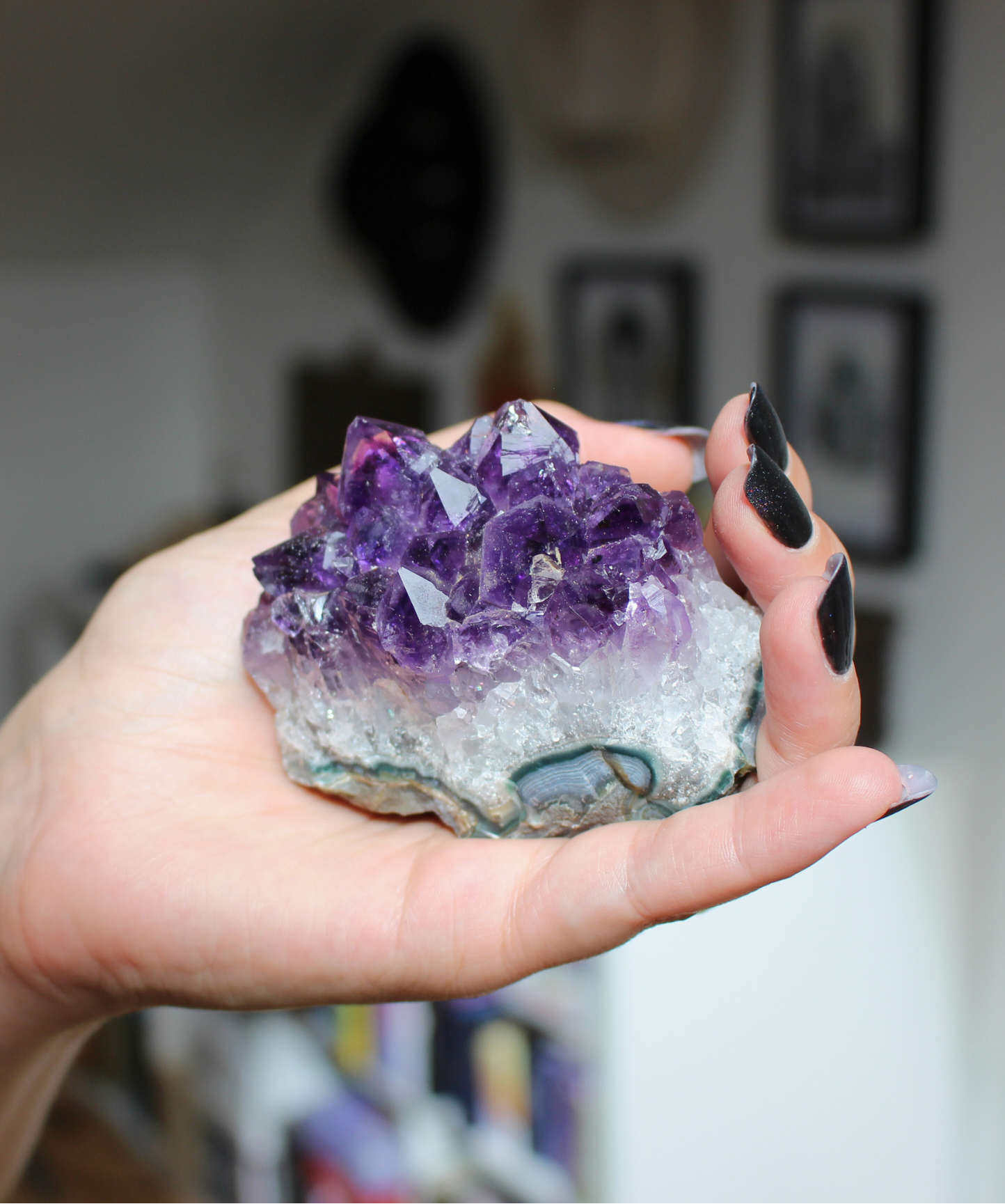 Cette magnifique druse d’améthyste naturelle de 263 grammes provient des mines familiales d’Uruguay, réputées pour offrir les cristaux les plus intenses et les plus purs du monde. Sélectionnée pour sa qualité exceptionnelle AAA, cette pièce présente un violet profond. Non traitée, 100 % naturelle, elle a été extraite dans des conditions respectueuses de l’humain et de l’environnement. Elle convient aussi bien à la lithothérapie qu’à la méditation ou encore à la décoration et la diffusion de ses énergies dan