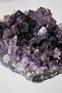 Cette magnifique druse d’améthyste naturelle de 428&nbsp;grammes provient des mines familiales d’Uruguay, réputées pour offrir les cristaux les plus intenses et les plus purs du monde. Sélectionnée pour sa qualité exceptionnelle AAA, cette pièce présente un violet profond. Non traitée, 100 % naturelle, elle a été extraite dans des conditions respectueuses de l’humain et de l’environnement. 