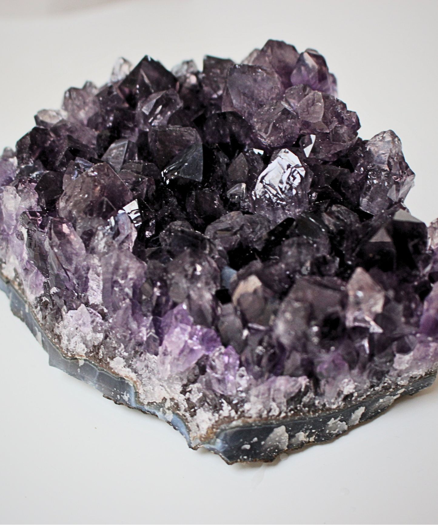 Cette magnifique druse d’améthyste naturelle de 428&nbsp;grammes provient des mines familiales d’Uruguay, réputées pour offrir les cristaux les plus intenses et les plus purs du monde. Sélectionnée pour sa qualité exceptionnelle AAA, cette pièce présente un violet profond. Non traitée, 100 % naturelle, elle a été extraite dans des conditions respectueuses de l’humain et de l’environnement. 