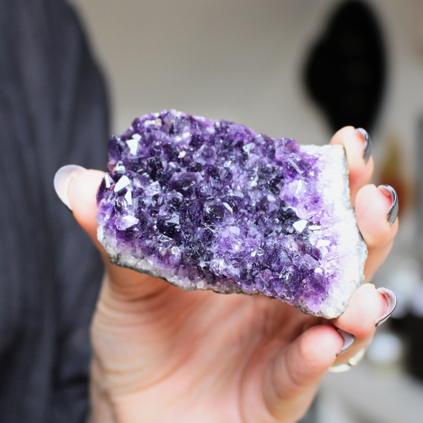 Druse d’améthyste naturelle d’Uruguay qualité AAA exceptionnelle, 149g, violet profond. Non traitée, extraction éthique. Idéal lithothérapie et méditation.