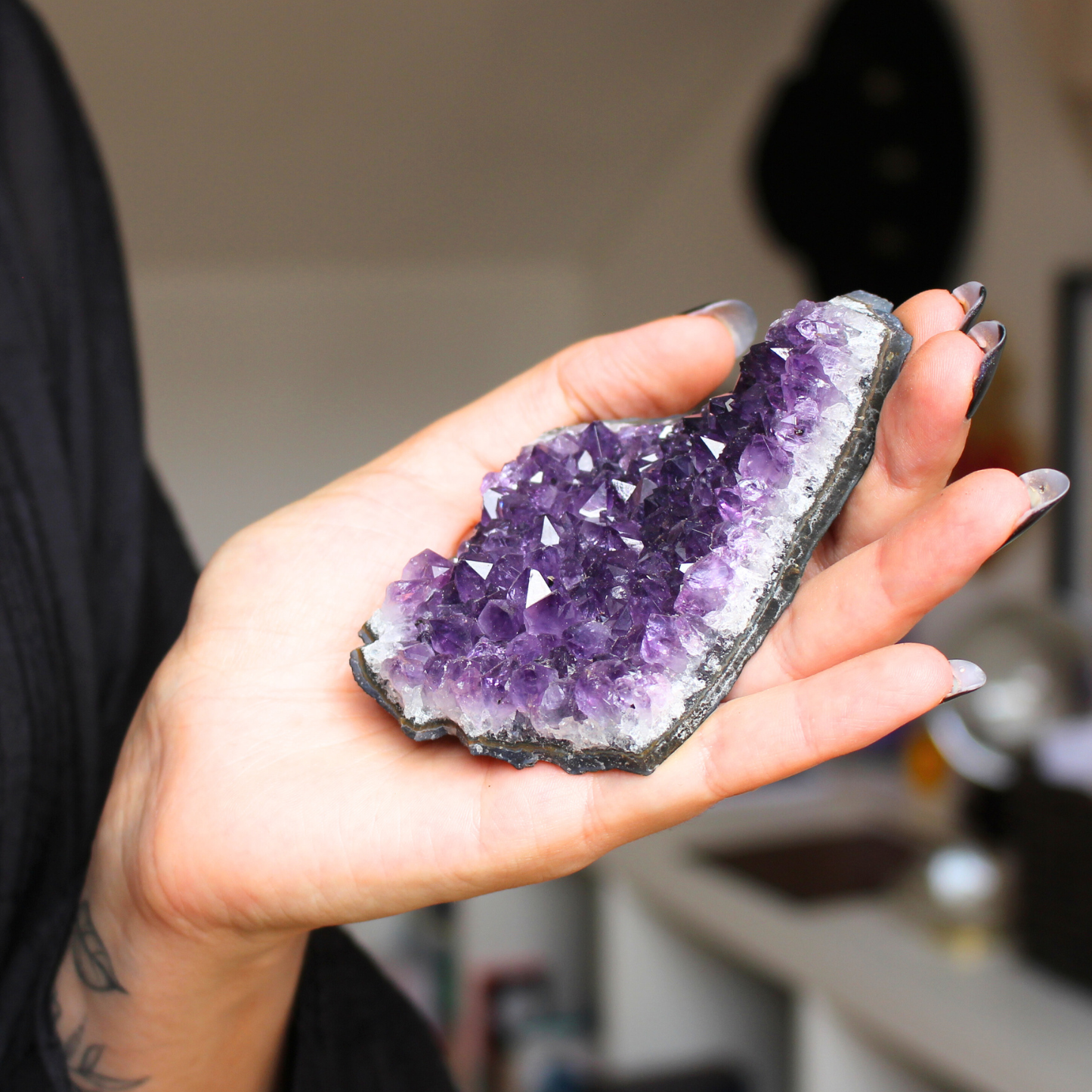 Druse d’améthyste naturelle d’Uruguay qualité AA, 203g, violet profond. Non traitée, extraction éthique. Idéal lithothérapie, méditation et décoration.