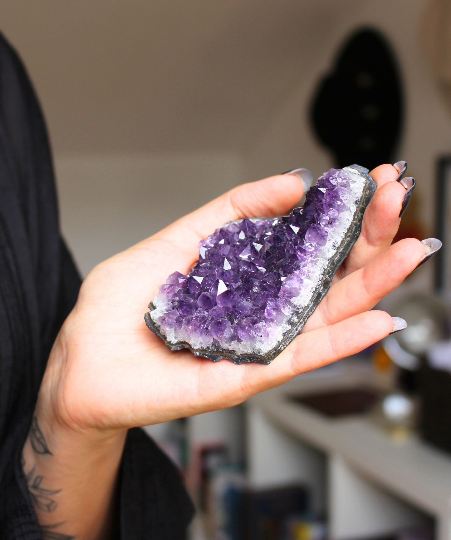 Druse d’améthyste naturelle d’Uruguay qualité AA, 203g, violet profond. Non traitée, extraction éthique. Idéal lithothérapie, méditation et décoration.