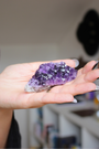 Cette magnifique druse d’améthyste naturelle de 106 grammes provient des mines familiales d’Uruguay, réputées pour offrir les cristaux les plus intenses et les plus purs du monde. Sélectionnée pour sa qualité exceptionnelle AAA, cette pièce présente un violet profond. Non traitée, 100 % naturelle, elle a été extraite dans des conditions respectueuses de l’humain et de l’environnement. Elle convient aussi bien à la lithothérapie qu’à la méditation ou encore à la décoration et la diffusion de ses énergie