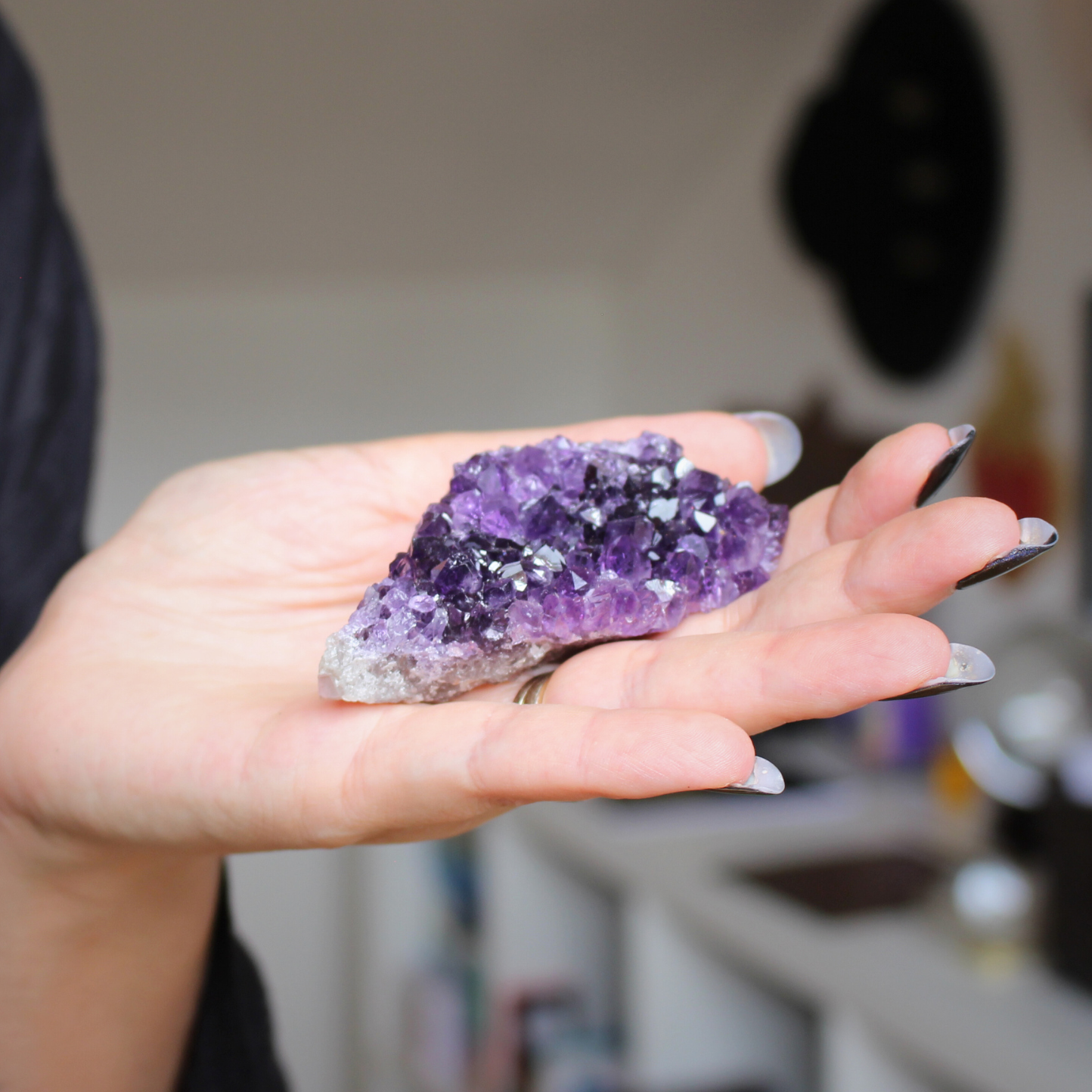 Cette magnifique druse d’améthyste naturelle de 106 grammes provient des mines familiales d’Uruguay, réputées pour offrir les cristaux les plus intenses et les plus purs du monde. Sélectionnée pour sa qualité exceptionnelle AAA, cette pièce présente un violet profond. Non traitée, 100 % naturelle, elle a été extraite dans des conditions respectueuses de l’humain et de l’environnement. Elle convient aussi bien à la lithothérapie qu’à la méditation ou encore à la décoration et la diffusion de ses énergie